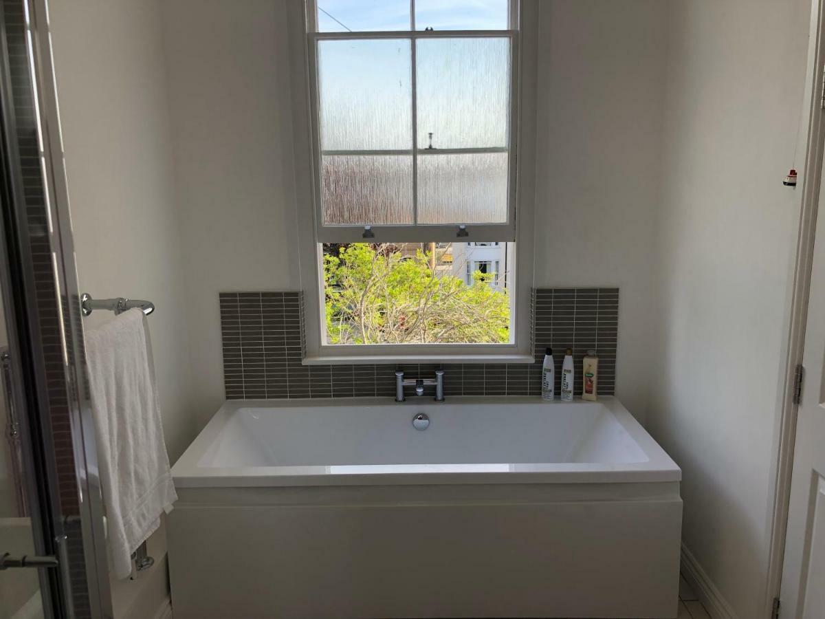 Wight On The Beach, Sleeps 4, Free Off Road Parking, Balcony With Sea Views Ryde  Esterno foto