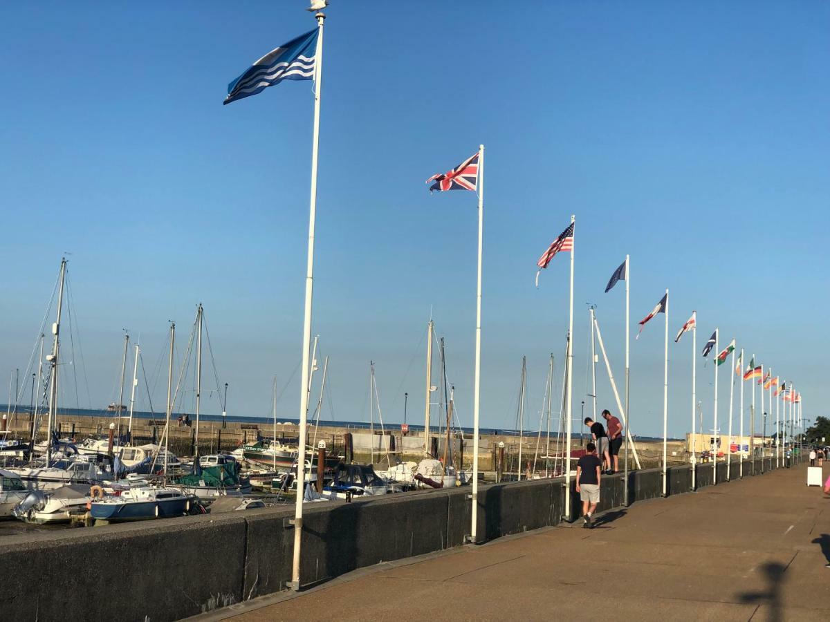 Wight On The Beach, Sleeps 4, Free Off Road Parking, Balcony With Sea Views Ryde  Esterno foto