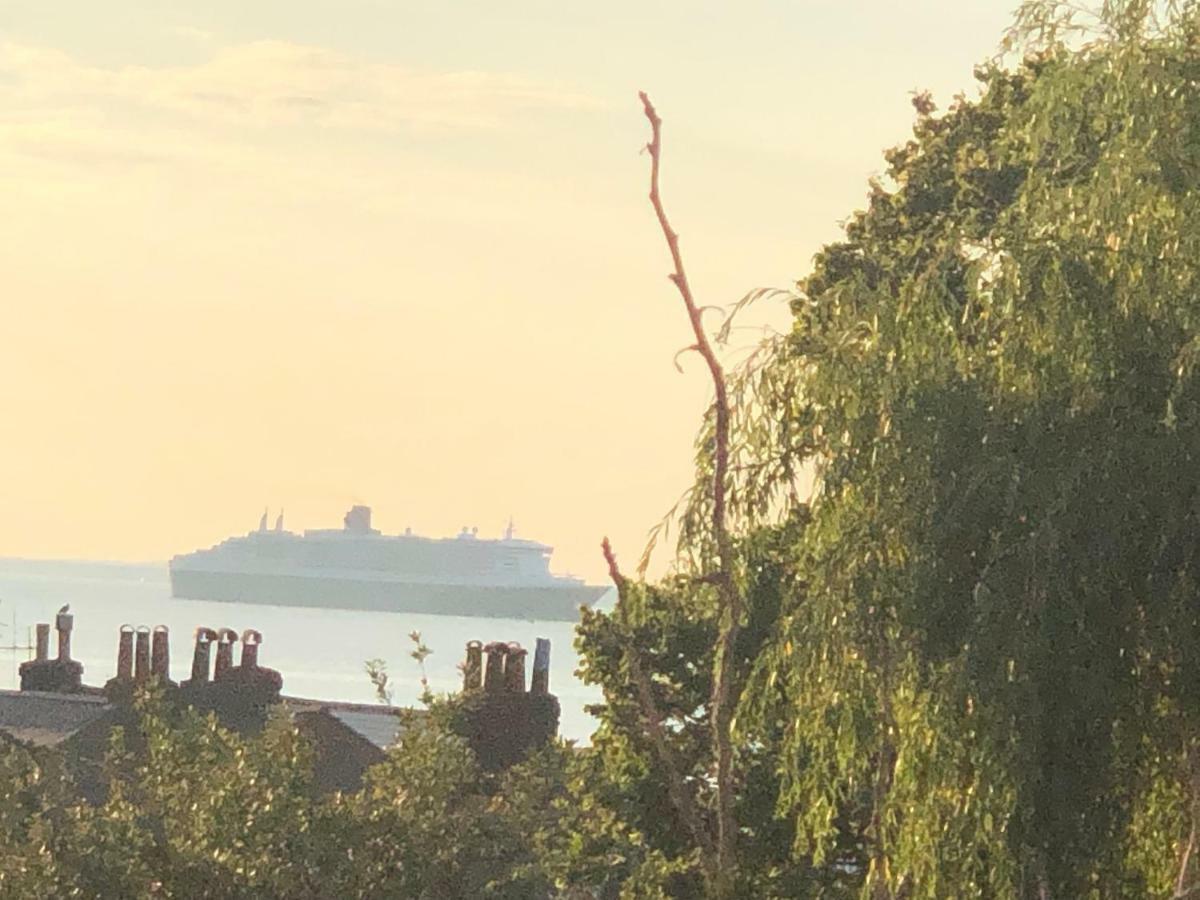 Wight On The Beach, Sleeps 4, Free Off Road Parking, Balcony With Sea Views Ryde  Esterno foto