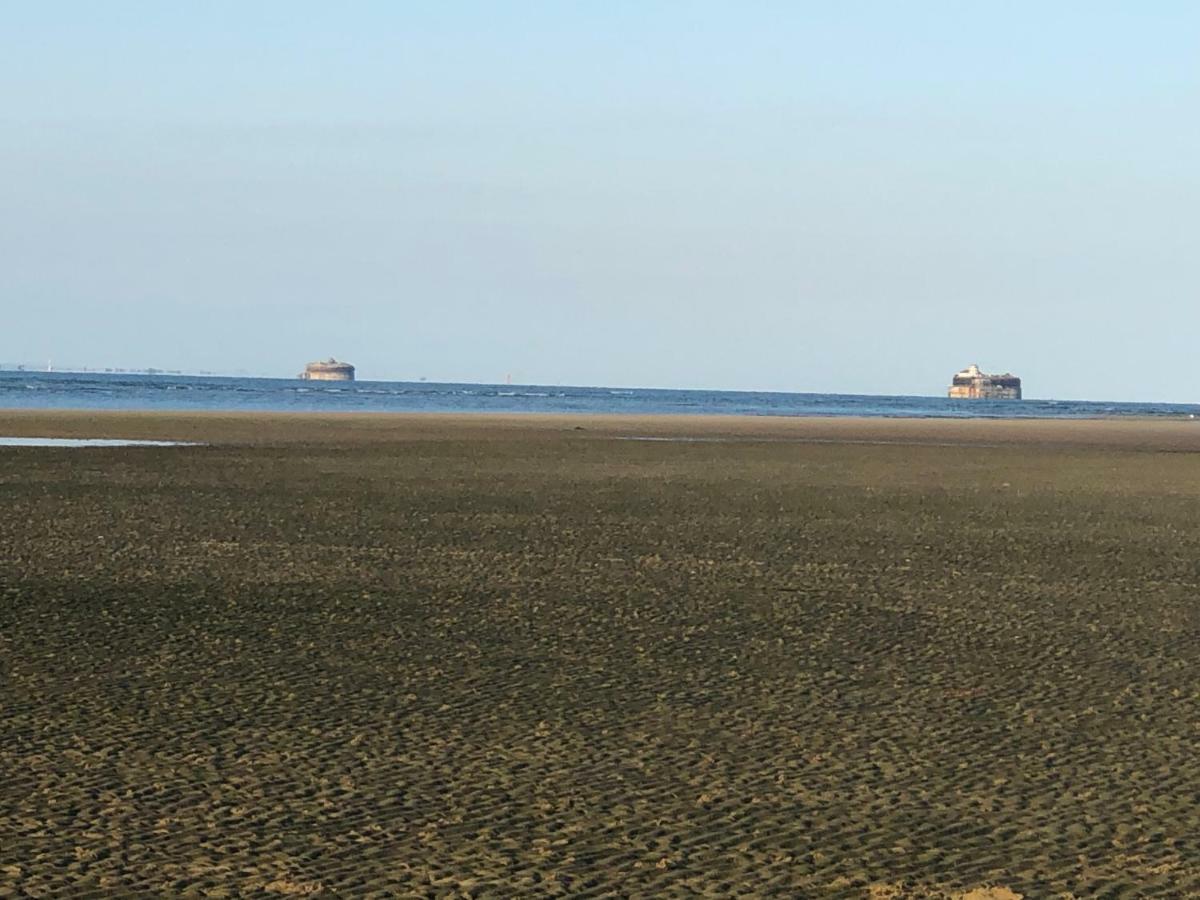 Wight On The Beach, Sleeps 4, Free Off Road Parking, Balcony With Sea Views Ryde  Esterno foto