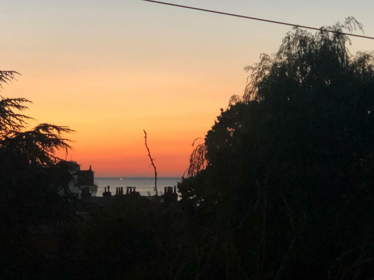 Wight On The Beach, Sleeps 4, Free Off Road Parking, Balcony With Sea Views Ryde  Esterno foto