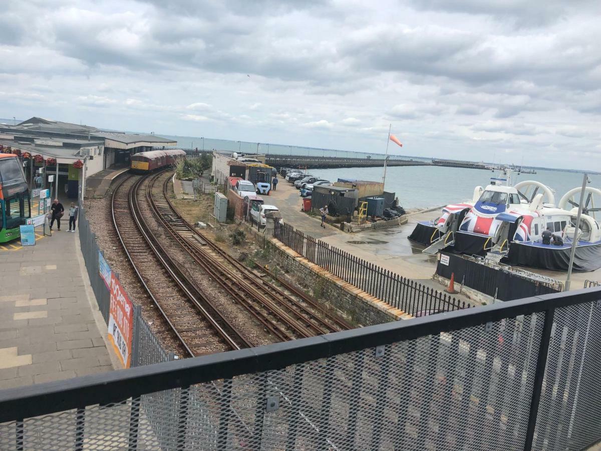 Wight On The Beach, Sleeps 4, Free Off Road Parking, Balcony With Sea Views Ryde  Esterno foto